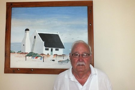 Gallie Vermeulen in sy huis in Gansbaai